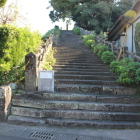 西側に正門石段