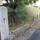 勝栄寺北入り口から北側の土塁を見る