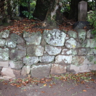 同左の裏に石垣が南北に伸びて居る