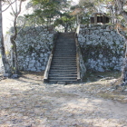 本丸外曲輪東前より本丸台を観る