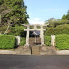 同左を一段下がって鳥居と千束神社