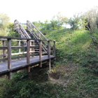 主郭北の切岸と堀切上の木道