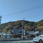 炬口漁港側から。手前が戎神社