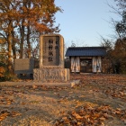 立派な石碑が立つ