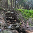 【尾高城】本丸と二の丸の間の堀、発掘調査で石垣が