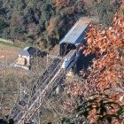 （新高山城の）麓貫く