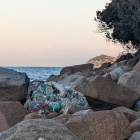 海岸には大きな石が転がる