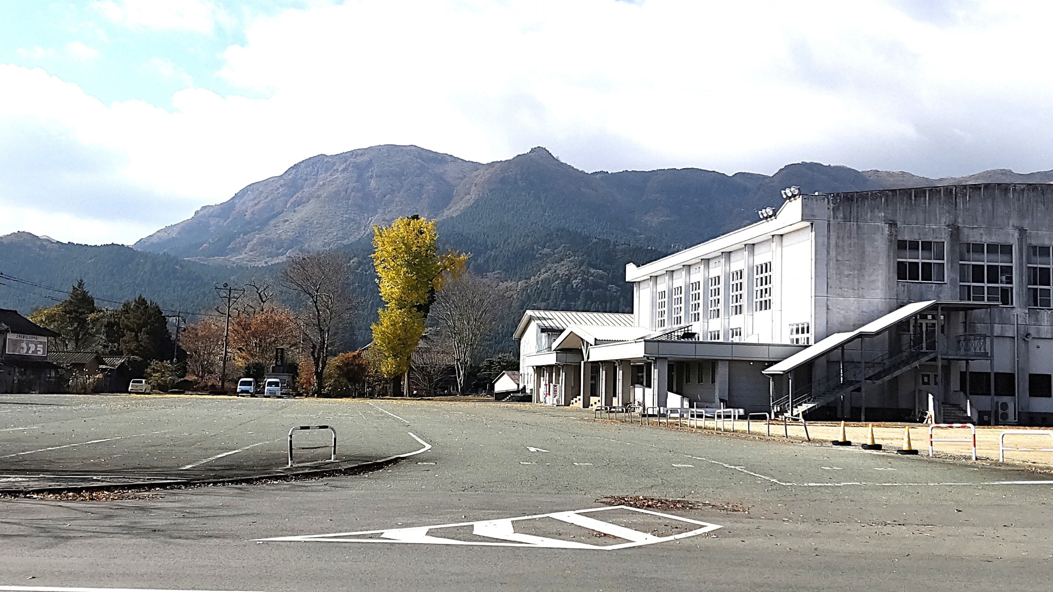 ①	内牧城本丸があった場所（阿蘇体育館）