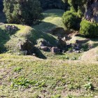 ⑥	本丸から西虎口を見下ろす