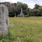 ②	徳川家康陣跡（木の背後は海です）