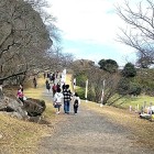 ⑦	大手門から太閤道を登る人々（名護屋城は広いな～）