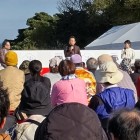 ③	高橋英樹さん・久保井朝美さん・平井優先生によるトークショー（いちばん左は佐賀県知事）