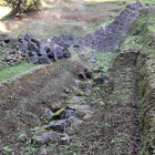 ⑦	西虎口を下から見上げる