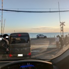 海の見える踏切