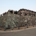 天守台には鈴なりの人々