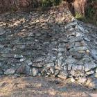 本丸南東隅の石垣。石垣の下は岩盤の露頭