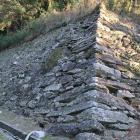 天守曲輪北西隅の石垣。岩盤の露頭も