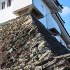 大天守南東隅の石垣。袋狭間の下に転用石