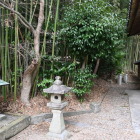 白山社拝殿脇の土塁