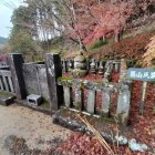 登城口を少し登ると葛山氏墓所