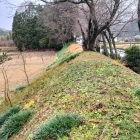 居館跡土塁上