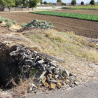 史跡マーク西阿内城跡辺りを左に堀跡用水路