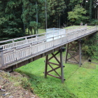 本丸・蔵屋敷間の木橋を本丸土塁上より