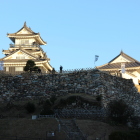 初日を浴びる天守閣と天守御門