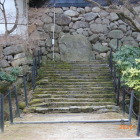 天守台北面の鏡石、廊下橋越しに観る