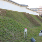 屛風折れ土塀土塁を東から