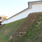 屛風折れ土塀土塁を西から