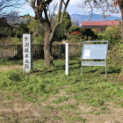 本丸奥の北東側に石碑、案内板