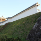 丑寅櫓と続き屛風折れ土塀土塁を北の外から