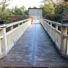 蔵屋敷側の木橋と工事中の素屋根