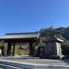 若き日の織田信長像と復元門、山上に天守