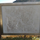 山麓の居館跡の説明板　左半分は判読不可