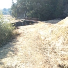 橋を渡ると登城口