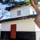 隅櫓（太鼓堂）屋根には鯱が乗る