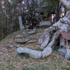 西側土塁には小さな祠が