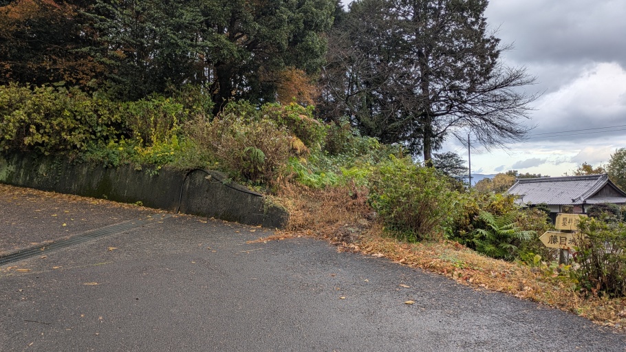 登城口、案内板がある