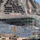 足場の内側に石垣が見える