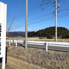 ②	高城川合戦場から見た松山（右）看板の左が高城