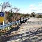 ⑤	坂を登った絶景橋（橋の先、左が松山、右が宗麟原）
