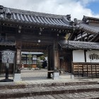 ③	清涼寺（門）