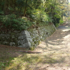 持仏堂曲輪西側の腰巻石垣と空堀