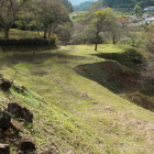 蔵屋敷(手前)と井戸曲輪(右奥)