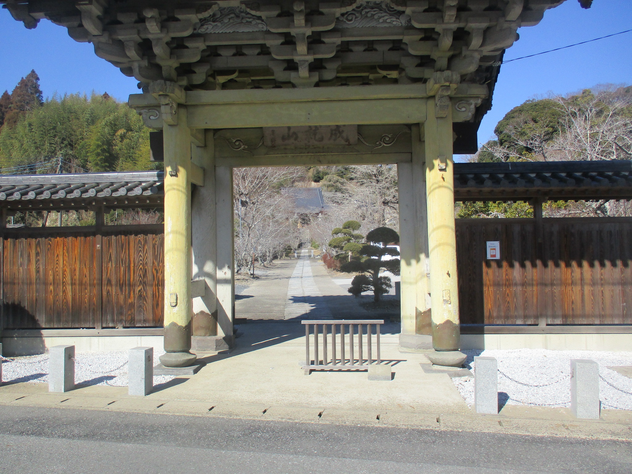 蓮福寺山門、奥に本堂