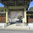 蓮福寺山門、奥に本堂