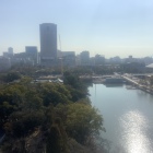 天守から濠とホテルを望む