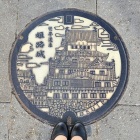 街の各所にお城のカラーマンホールがあります